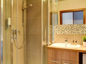 łazienka z prysznicem i umywalką w obiekcie Marina Jastarnia Apartamenty w budynku z Basenem w Jastarni