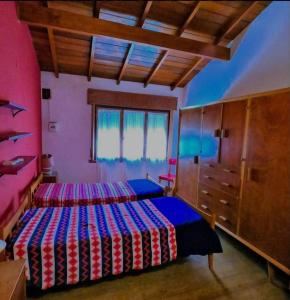 En eller flere senge i et værelse på chalet Mitre