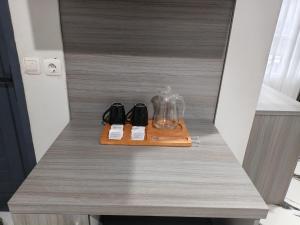 een tafel met een glazen pot op een snijplank bij Bumi Geulis Hotel & Residence in Sukabumi +19 foto's