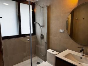 Et badeværelse på Alto Las Condes Apartments + 33 billeder