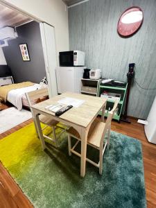un tavolo con sedie in una camera da letto di サイプレス平岸 a Sapporo