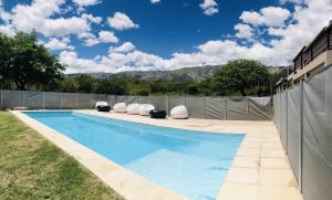 einen Pool mit Stühlen und einem Zaun in der Unterkunft Aparts de Montaña Tavullia in Carpintería