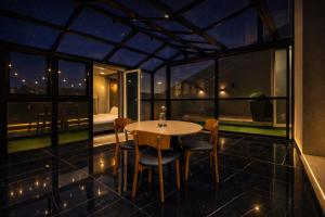 Et opholdsområde på Presidential One Bedroom Suite-Gold Crest Mall DHA Lahore Phase 4