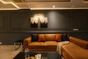 Et opholdsområde på Presidential One Bedroom Suite-Gold Crest Mall DHA Lahore Phase 4