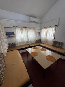 - un salon avec des tables, des chaises et des fenêtres dans l'établissement La Chuña, à Villa Los Aromos 13 autres photos