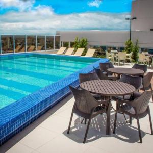 Bazén v ubytování Luxury Flat NEW 15 MIN AIRPORT with PARKING SPACE nebo v jeho okolí