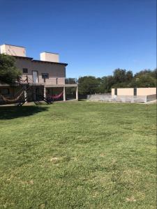 eine große Rasenfläche mit einem Gebäude und einem Spielplatz in der Unterkunft Aparts de Montaña Tavullia in Carpintería