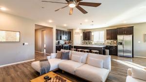 Kuchyň nebo kuchyňský kout v ubytování Luxe Indio Stay w Pool Tiki Bar Fire Pit Near Coachella Longfellow