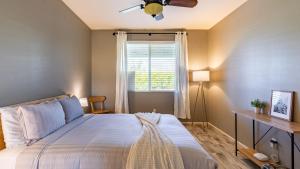 Postel nebo postele na pokoji v ubytování Luxe Indio Stay w Pool Tiki Bar Fire Pit Near Coachella Longfellow + 35 fotografií