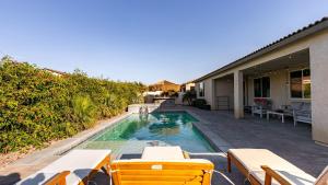 Bazén v ubytování Luxe Indio Stay w Pool Tiki Bar Fire Pit Near Coachella Longfellow nebo v jeho okolí