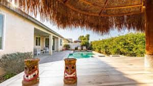 Bazén v ubytování Luxe Indio Stay w Pool Tiki Bar Fire Pit Near Coachella Longfellow nebo v jeho okolí