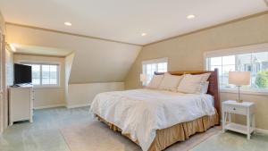 En eller flere senge i et værelse på Colonial Bluff House Above the Sea by AvantStay