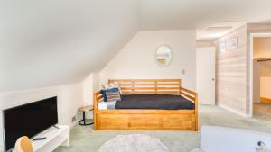 Et tv og/eller underholdning på Colonial Bluff House Above the Sea by AvantStay