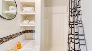 Et badeværelse på Colonial Bluff House Above the Sea by AvantStay + 44 billeder