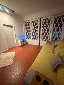 une chambre avec un lit et une télévision dans l'établissement Casa Paraíso Verde, à Petrópolis