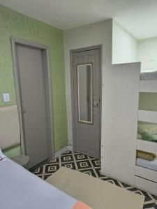 een kamer met een deur en een slaapkamer met een bed bij Casa espaçosa para 8 hóspedes in Volta Redonda