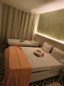 twee bedden in een kamer met twee matrassen bij Casa espaçosa para 8 hóspedes in Volta Redonda