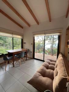 ein Wohnzimmer mit Sofa und Tisch in der Unterkunft Cabaña Los Arrayanes 2 in Coihueco