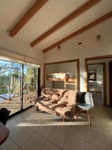 un soggiorno con divano e balcone di Cabaña Los Arrayanes 2 a Coihueco Altre 34 foto