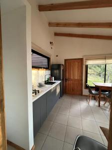 eine Küche mit einer Theke und einem Tisch darin in der Unterkunft Cabaña Los Arrayanes 2 in Coihueco