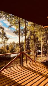 una terrazza in legno con vista su una foresta di Cabaña Los Arrayanes 2 a Coihueco