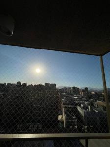 una finestra con vista sullo skyline della città di Departamento tauro a Santiago