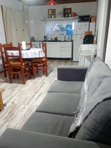 un soggiorno con un divano, un tavolo e una cucina di Lilemar a Miramar