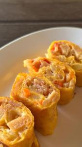 une assiette blanche avec quatre wontons au fromage et à la sauce dans l'établissement Kohmook Timberland Resort from Seaview, à Ko Muk