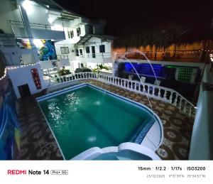 een zwembad op het balkon van een gebouw bij Hotel donde Tito in Tolú +24 foto's