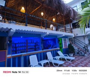 een gebouw met stoelen ervoor bij Hotel donde Tito in Tolú