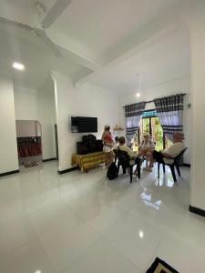 een groep mensen die in een woonkamer zitten bij Diyaluma Villa Resort in Koslanda