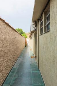 een leeg steegje tussen twee gebouwen in een steegje bij Casa espaçosa para 8 hóspedes in Volta Redonda