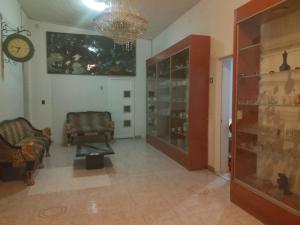 een woonkamer met een klok aan de muur en een stoel bij La Victoria Resort & Spa 