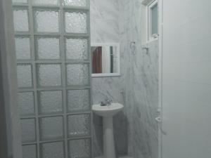 een witte badkamer met een wastafel en een spiegel bij La Victoria Resort & Spa 