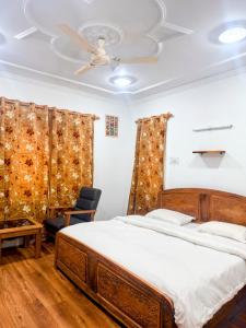 een slaapkamer met een bed en een plafond bij Greenoriva Aero Srinagar in Srinagar