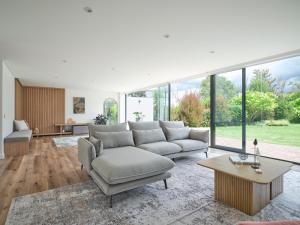 un salon avec un canapé et une table dans l'établissement Casa Guasca, à Guasca