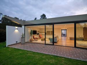 une grande extension vitrée d'une maison dans l'établissement Casa Guasca, à Guasca