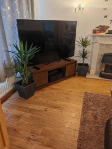 ein Wohnzimmer mit einem großen Flachbildfernseher in der Unterkunft Relax in this Charming Rushden Retreat in Rushden