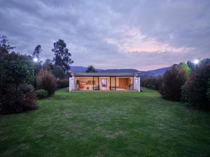 une maison dans un champ avec une grande cour dans l'établissement Casa Guasca, à Guasca