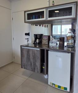 een keuken met een aanrecht en een koelkast bij Morada Pio IX in Recife