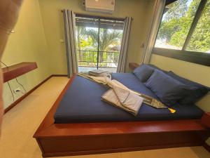 - un lit avec des oreillers dans une chambre avec une fenêtre dans l'établissement Little Hill, à Haad Rin 49 autres photos