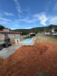 een achtertuin met een zwembad en een huis bij Casa Aconchego in Florianópolis