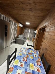 een kamer met een tafel met een quilt bij Casa Aconchego in Florianópolis