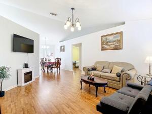 ein Wohnzimmer mit Sofa und Tisch in der Unterkunft Gulf Coast Home 3BR2BA for 8 in North Port