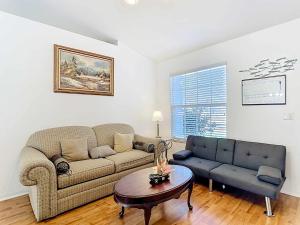 ein Wohnzimmer mit Sofa und Tisch in der Unterkunft Gulf Coast Home 3BR2BA for 8 in North Port
