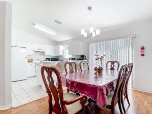 eine Küche und ein Esszimmer mit Tisch und Stühlen in der Unterkunft Gulf Coast Home 3BR2BA for 8 in North Port + 26 Fotos
