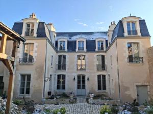 een groot huis met een binnenplaats ervoor bij Hôtel Savare in Blois