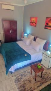 Postel nebo postele na pokoji v ubytování Emerald Green Family Haven!