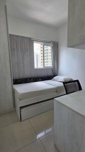 een kleine slaapkamer met een bed en een raam bij Morada Pio IX in Recife +59 foto's