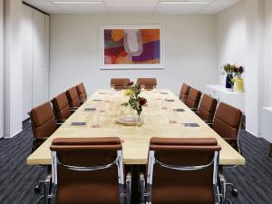 een grote conferentieruimte met een lange tafel en stoelen bij Art Series - The Watson in Adelaide +38 foto's